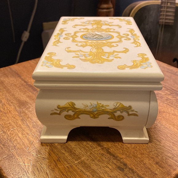 Vintage Avon Jewelry Box - Picture 10 of 11